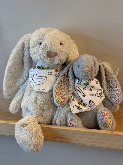 Bandana à colorier lavable noué autour du cou d'un doudou - Loulou des Bois